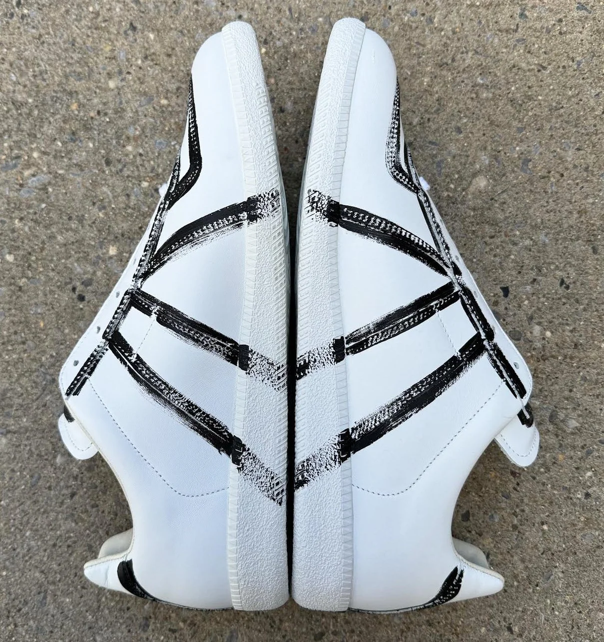 Maison Margiela Replica White / Black (Size 44 1/2) DS — RootsBK